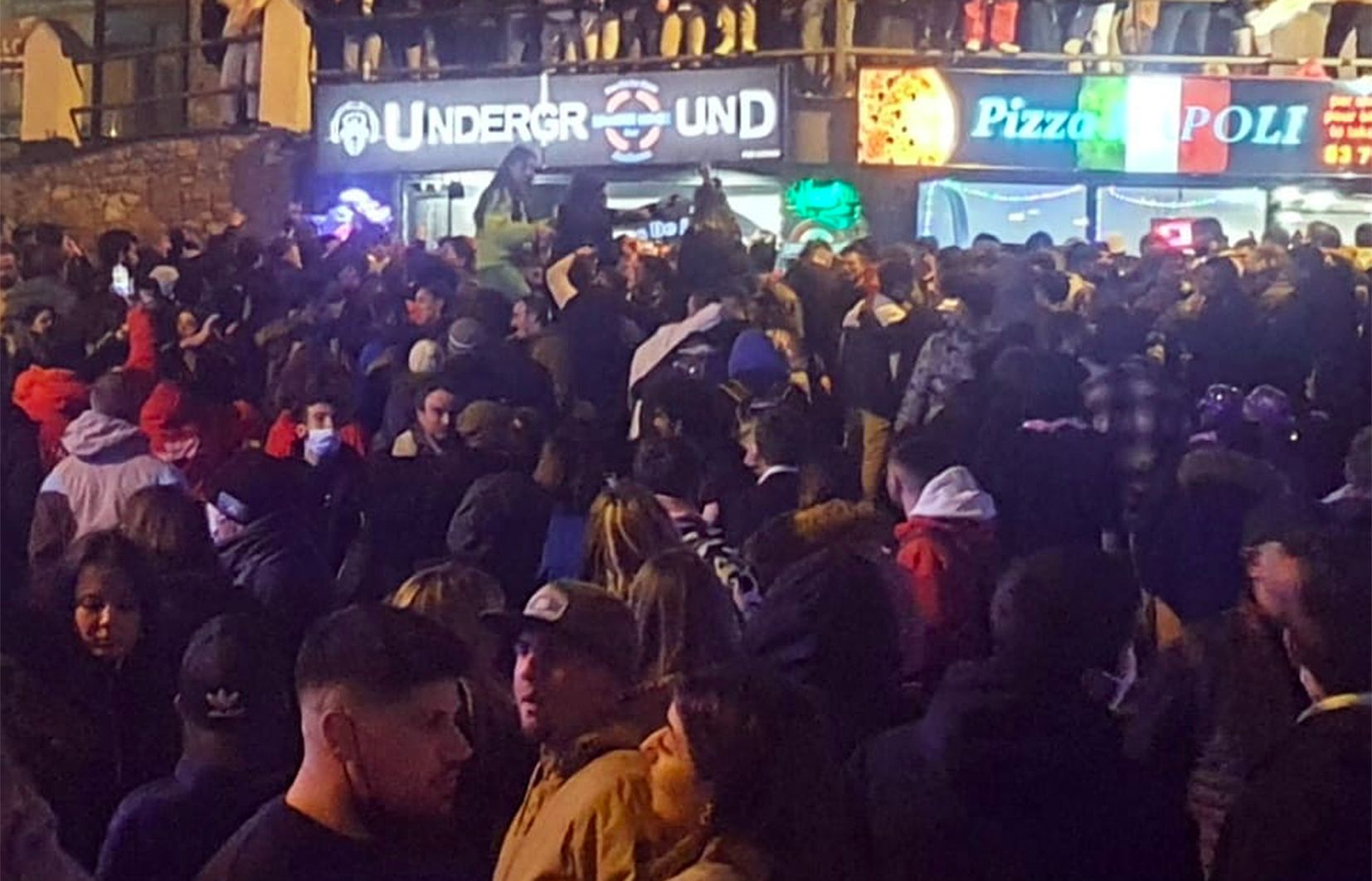 Aglomeracions al Pas de la Casa la nit de Cap d'Any.