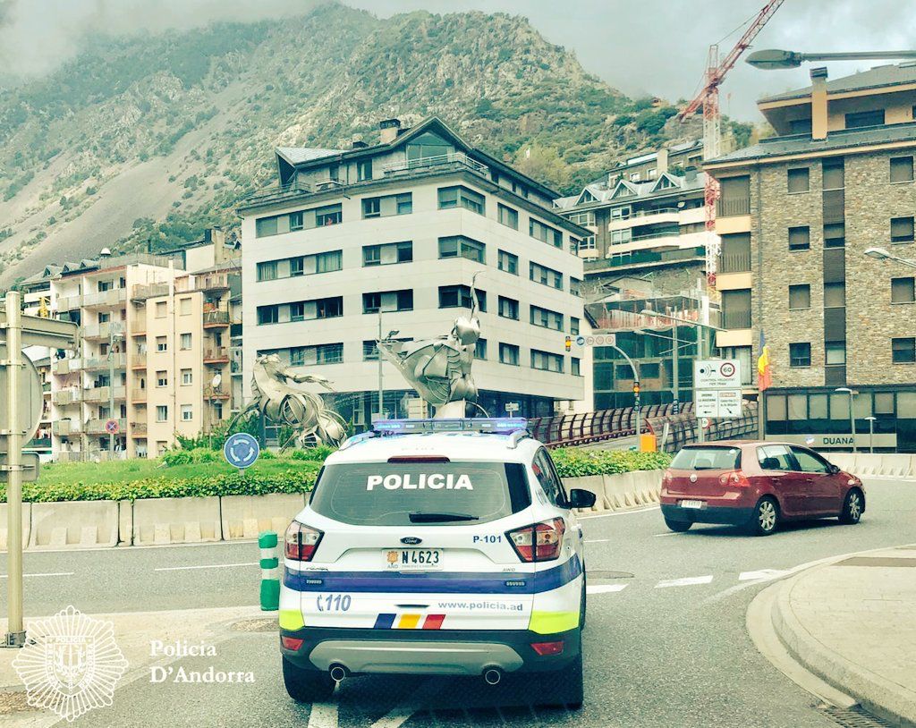 Una cotxe de policia a la rotonda de la Dama de Gel.