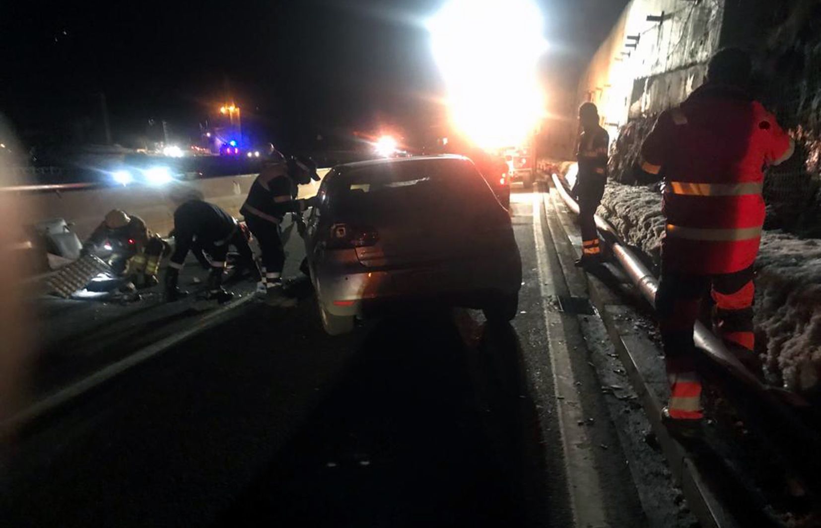 Agents de circulació, bombers i personal del COEX treballant al costat del cotxe originador del xoc.