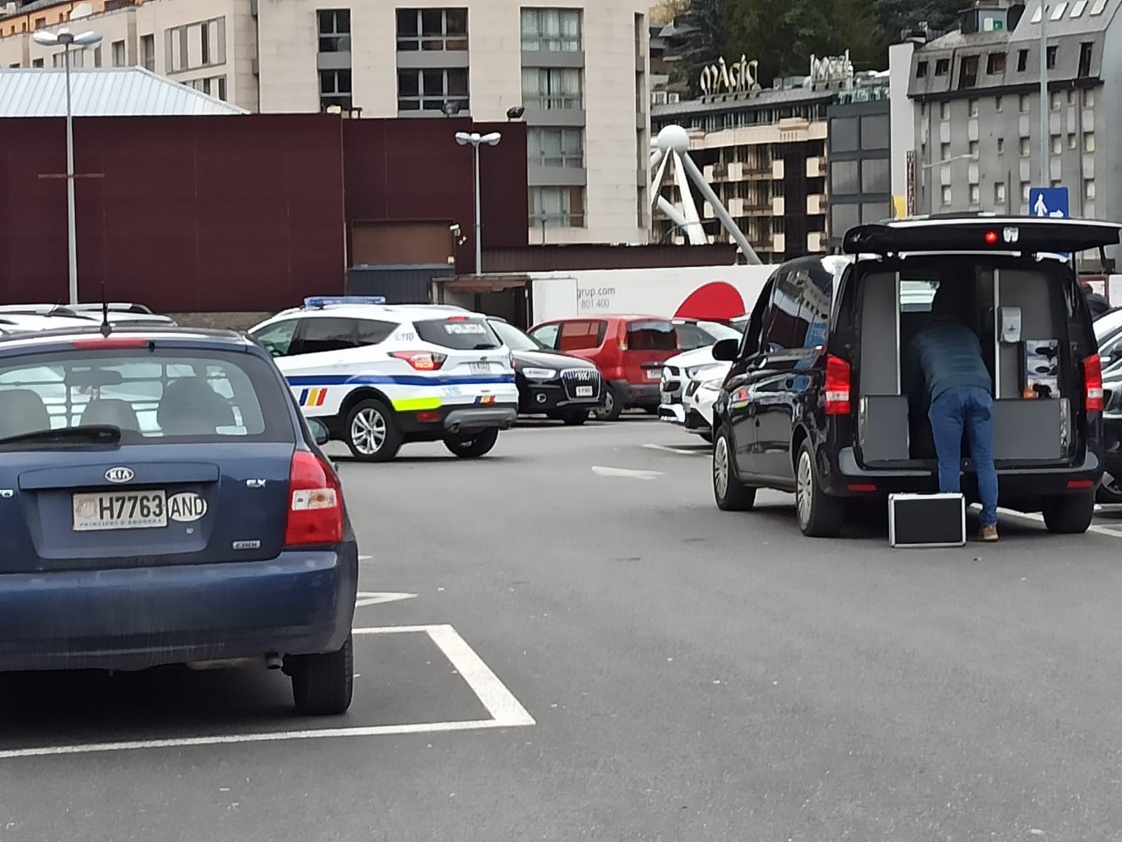 El cotxe policial retolat i el furgó de la policia científica just al costat del vehicle que ha resultat malmès. El cotxe policial retolat i el furgó de la policia científica just al costat del vehicle que ha resultat malmès.