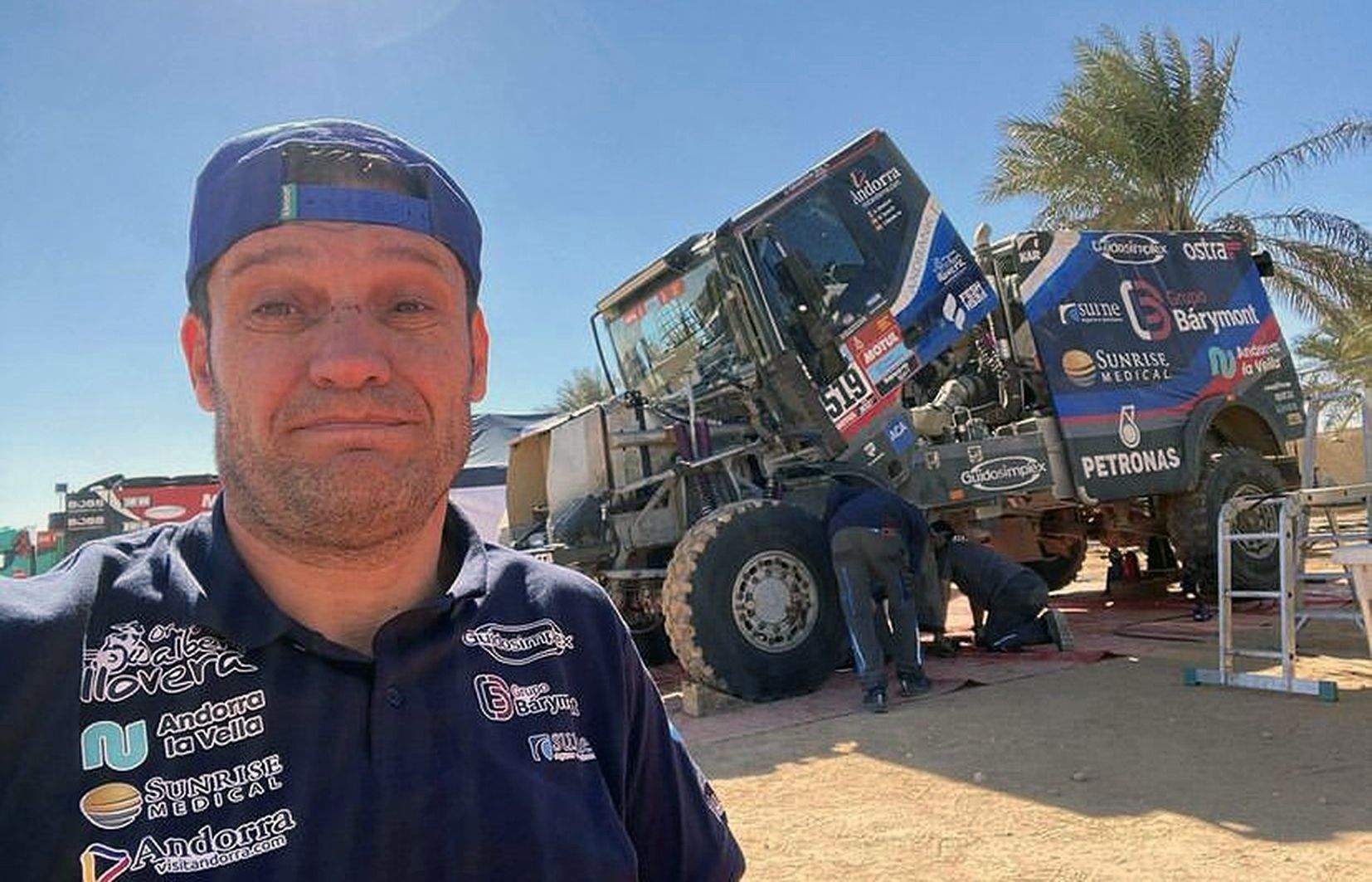 Albert Llovera observant com els seus companys intenten reparar el camió.