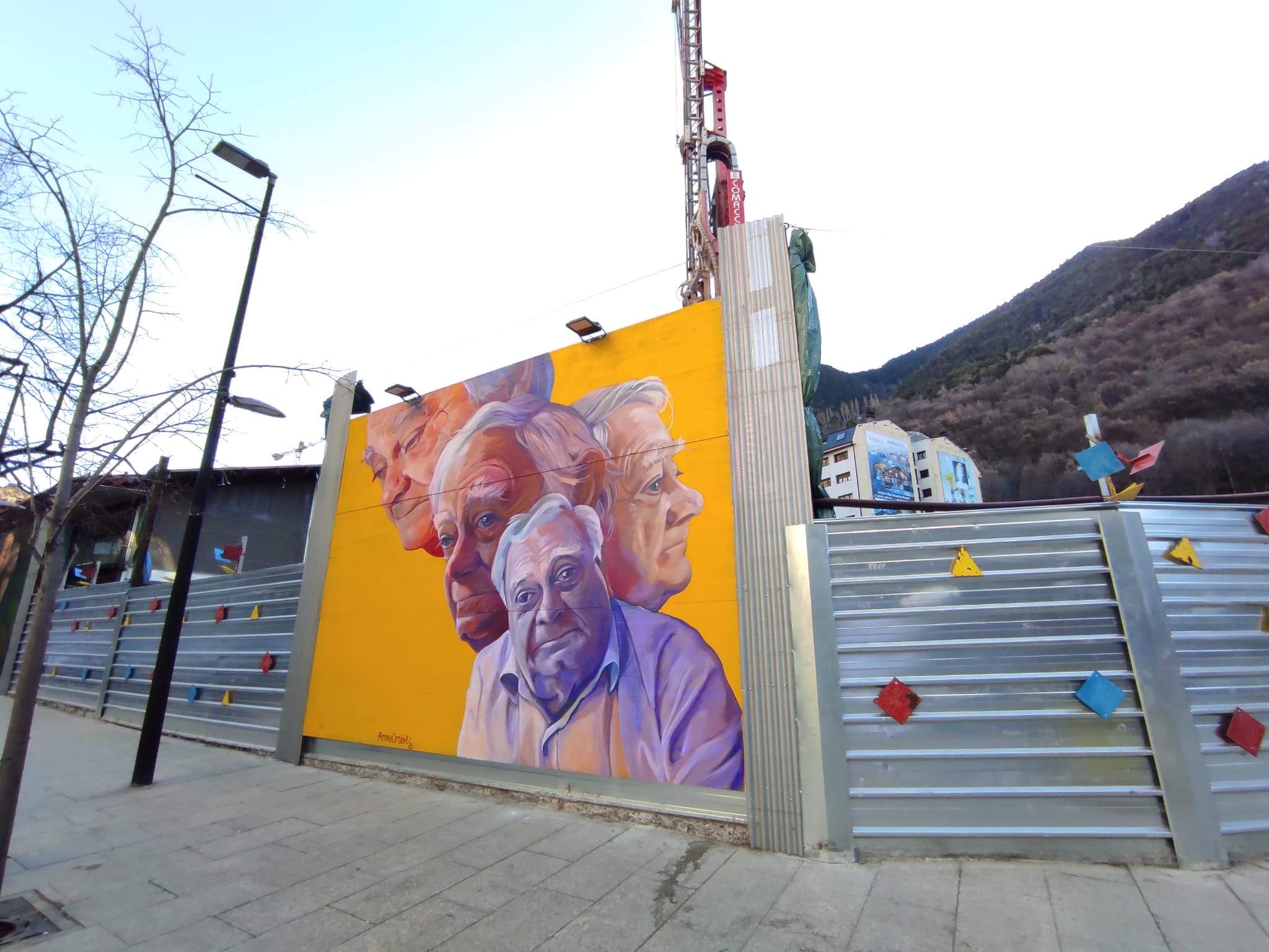 L'obra d'Orobitg queda encarat a l'espai on hi havia l'antiga caserna de bombers.