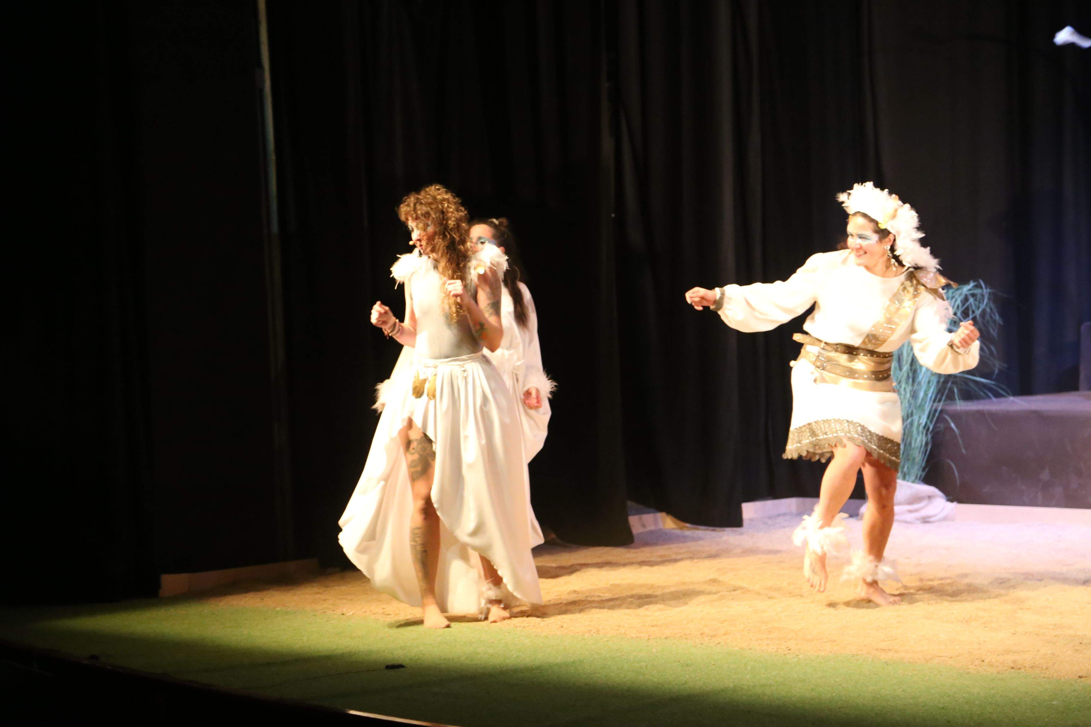 Actrius durant la primera funció d''Els Pastorets'.