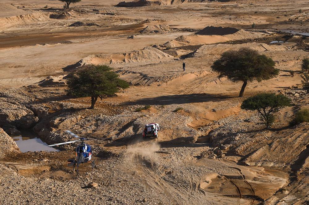 El Toyota d'Al-Attiyah i Baumel en plena cursa.