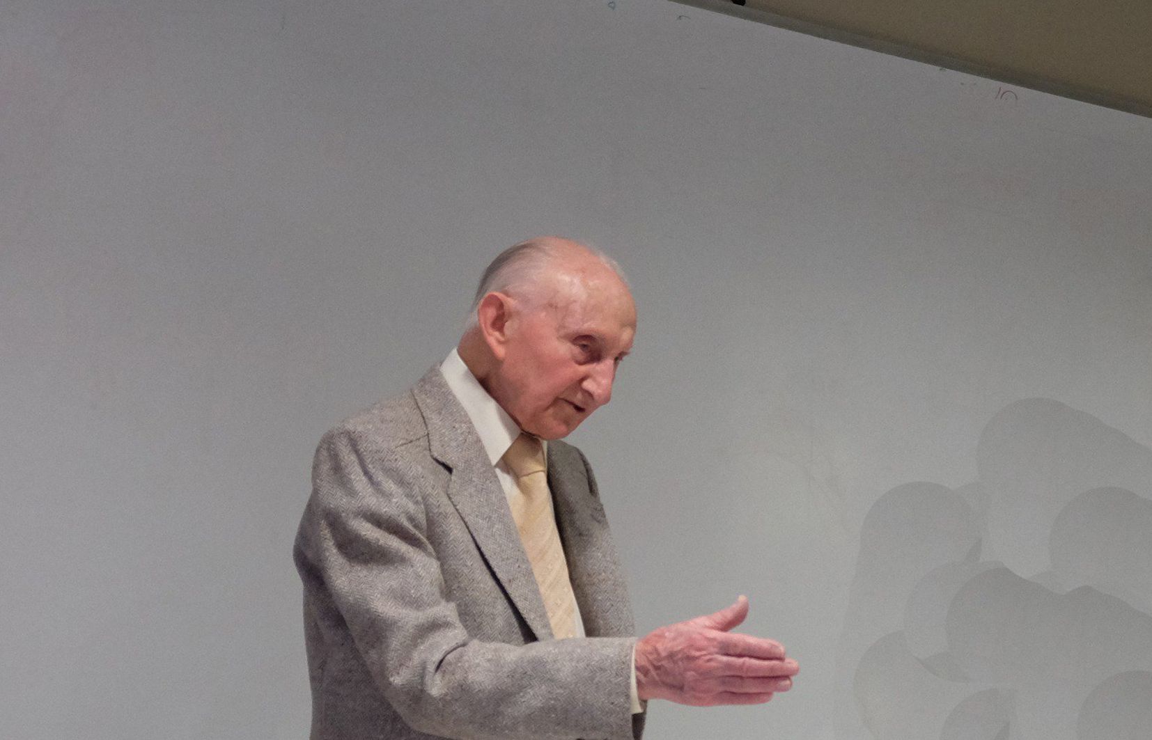 Norman Westby, nat el 1923, durant una xerrada a l'Ud'A, el 2019.