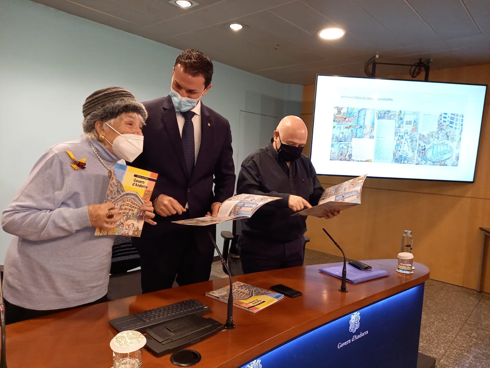 Bayés,Gallardo i Peruga, amb els llibres. Bayés,Gallardo i Peruga, amb els llibres.