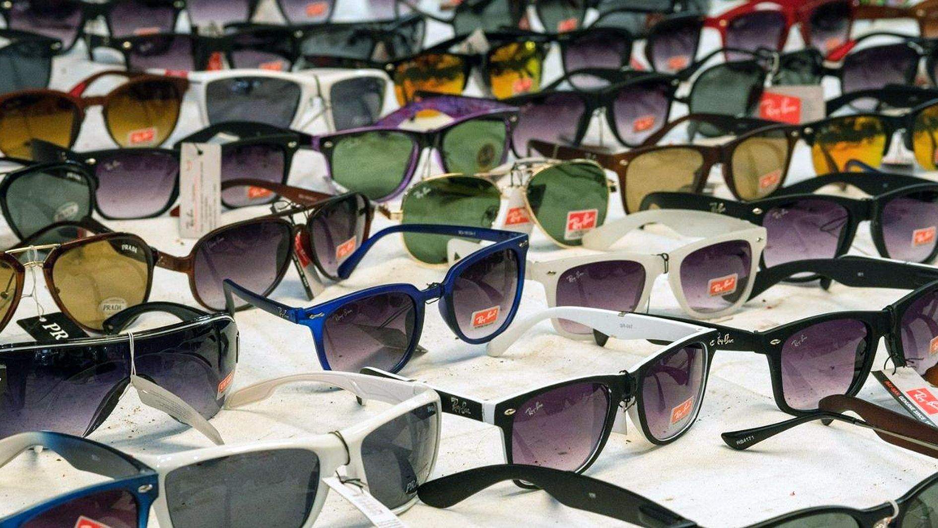 Ulleres de sol en un expositor.