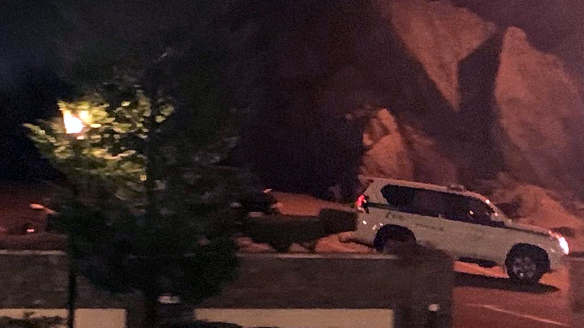 Un cotxe de la policia en les immediacions de Casa de la Vall.