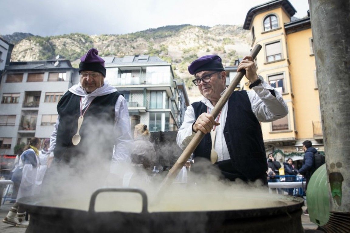 Preparatius de l'escudella a la plaça Guillemó.