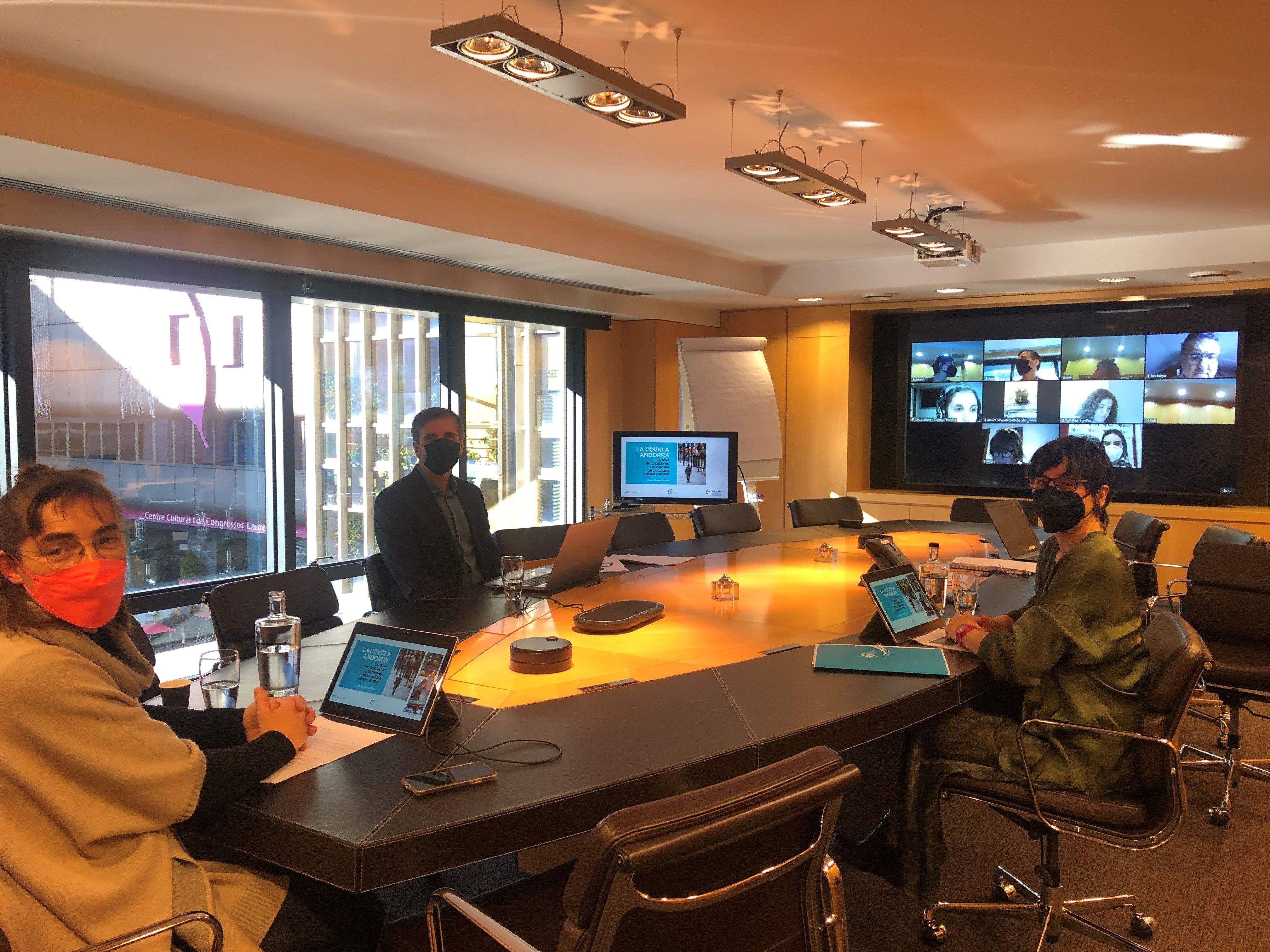 Déborah Ribas, Joan Micó i Marta Alberch, abans de la presentació.