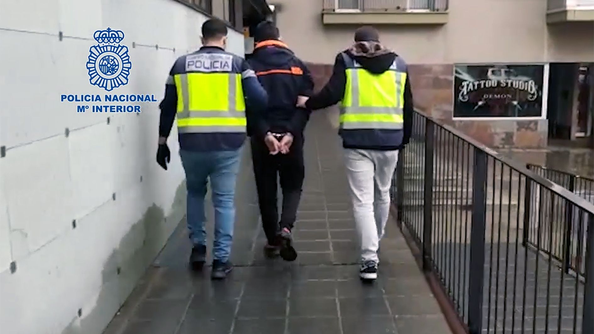 Agents de la policia espanyola traslladant el detingut al jutjat de la Seu.