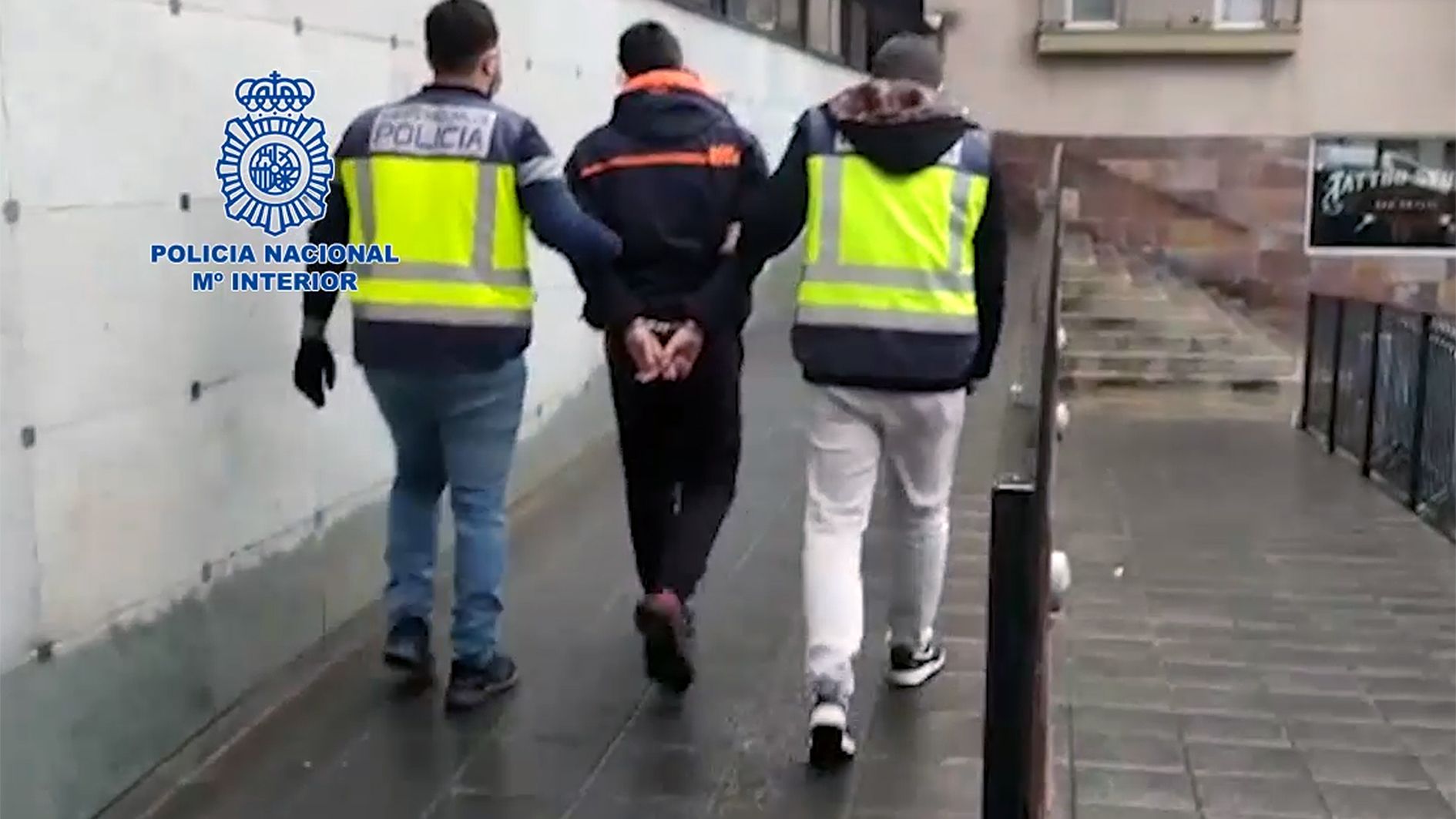 El detingut en ser traslladat cap al jutjat de la Seu.