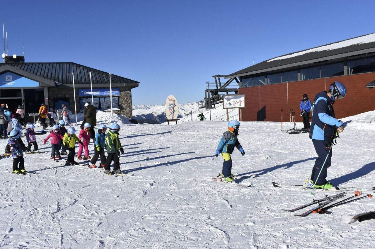 Un monitor d'esquí donant classe.