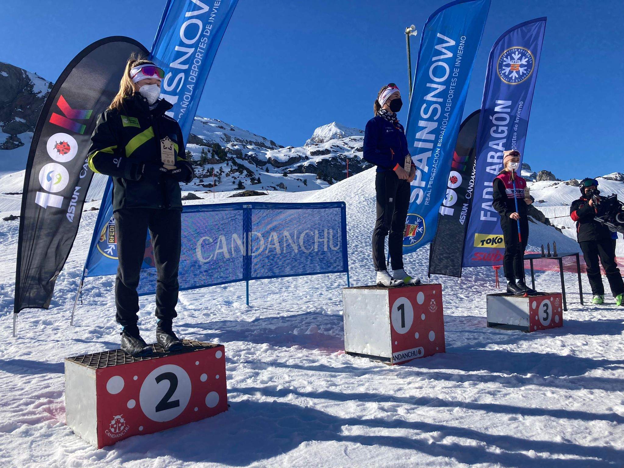 Carola Vila, i Gina del Rio al podi de Candanchú.