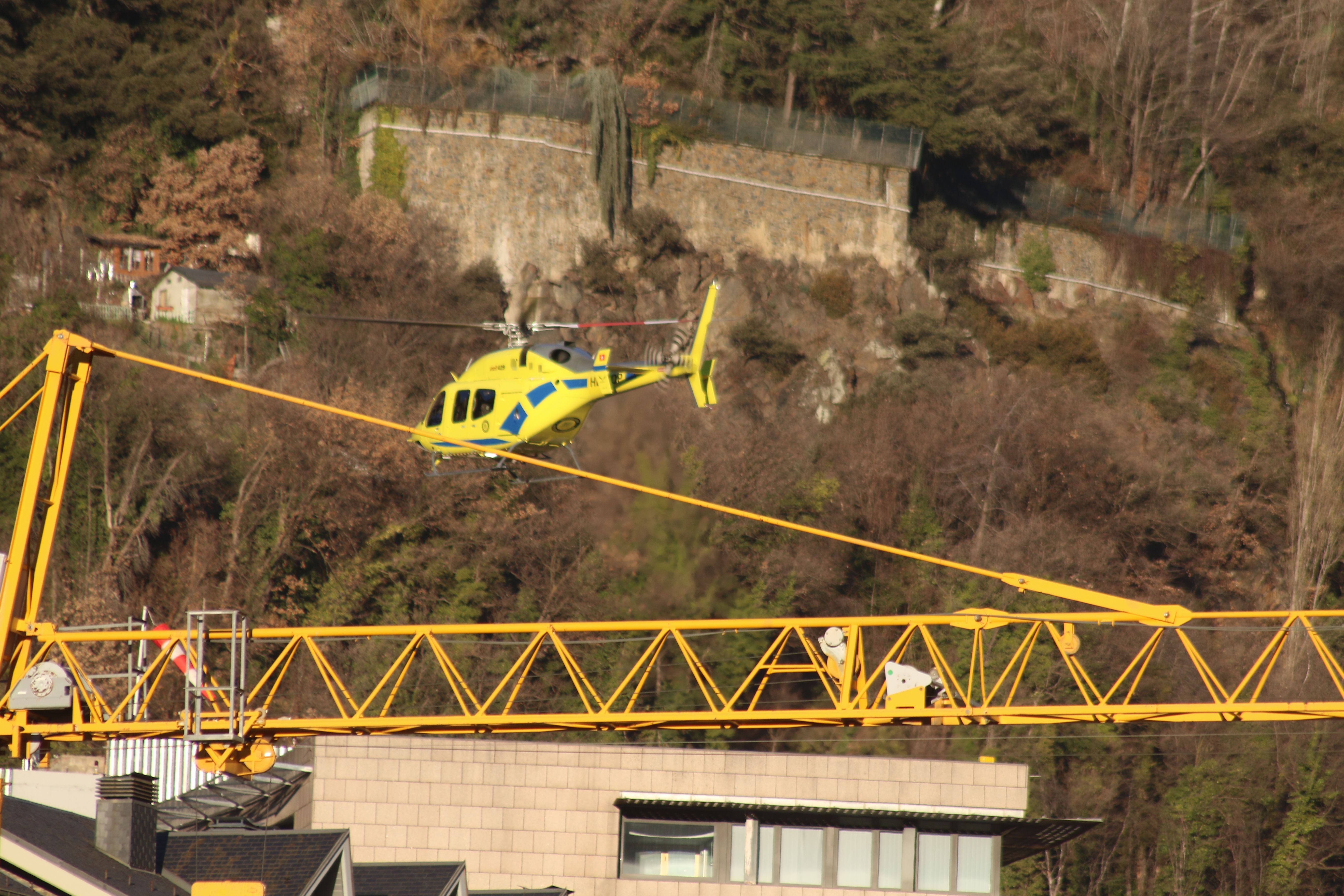 L'helicòpter arribant a l'hospital per recollir la ferida i traslladar-la a Barcelona.