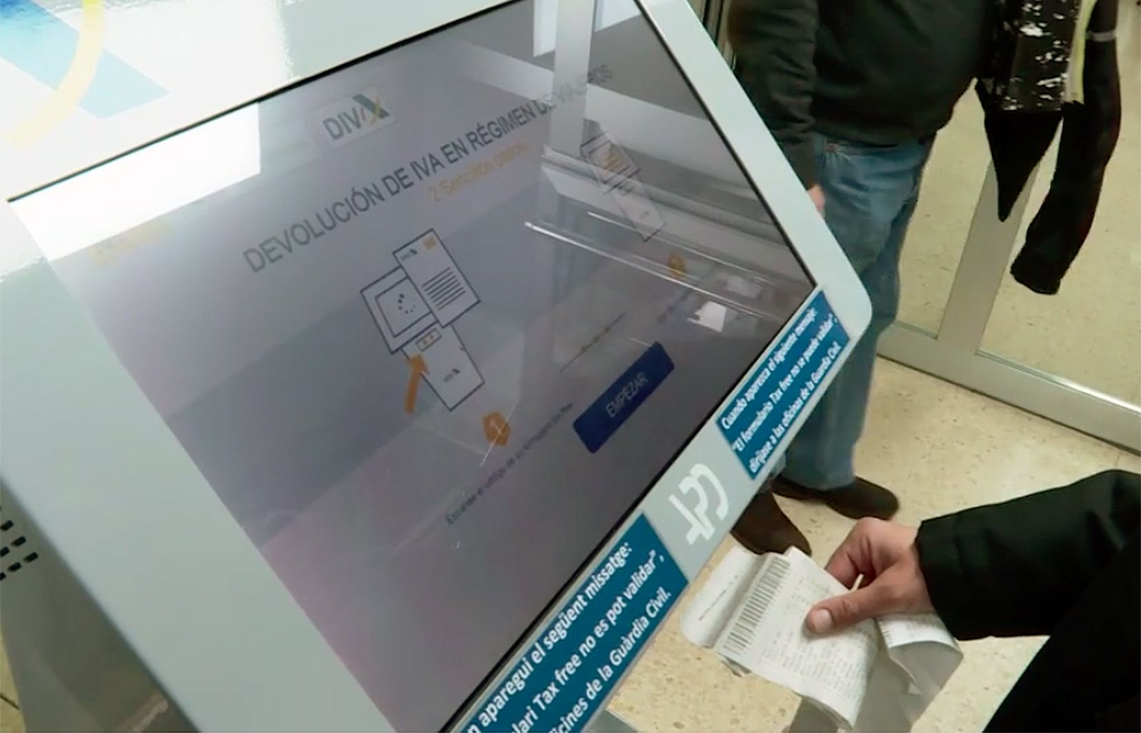 Un ciutadà validant un DIVA.