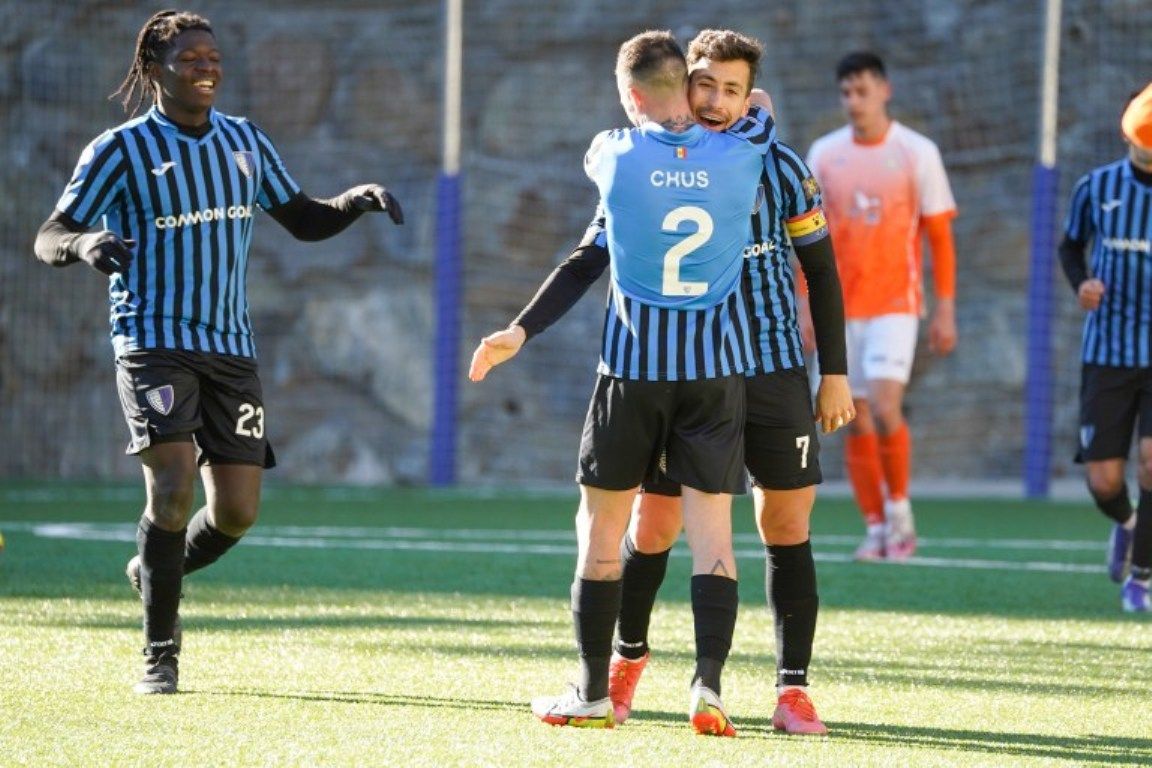 Chus abraça Soldevila i Gomis va a felicitar-lo després del seu 50è gol amb l'Inter.