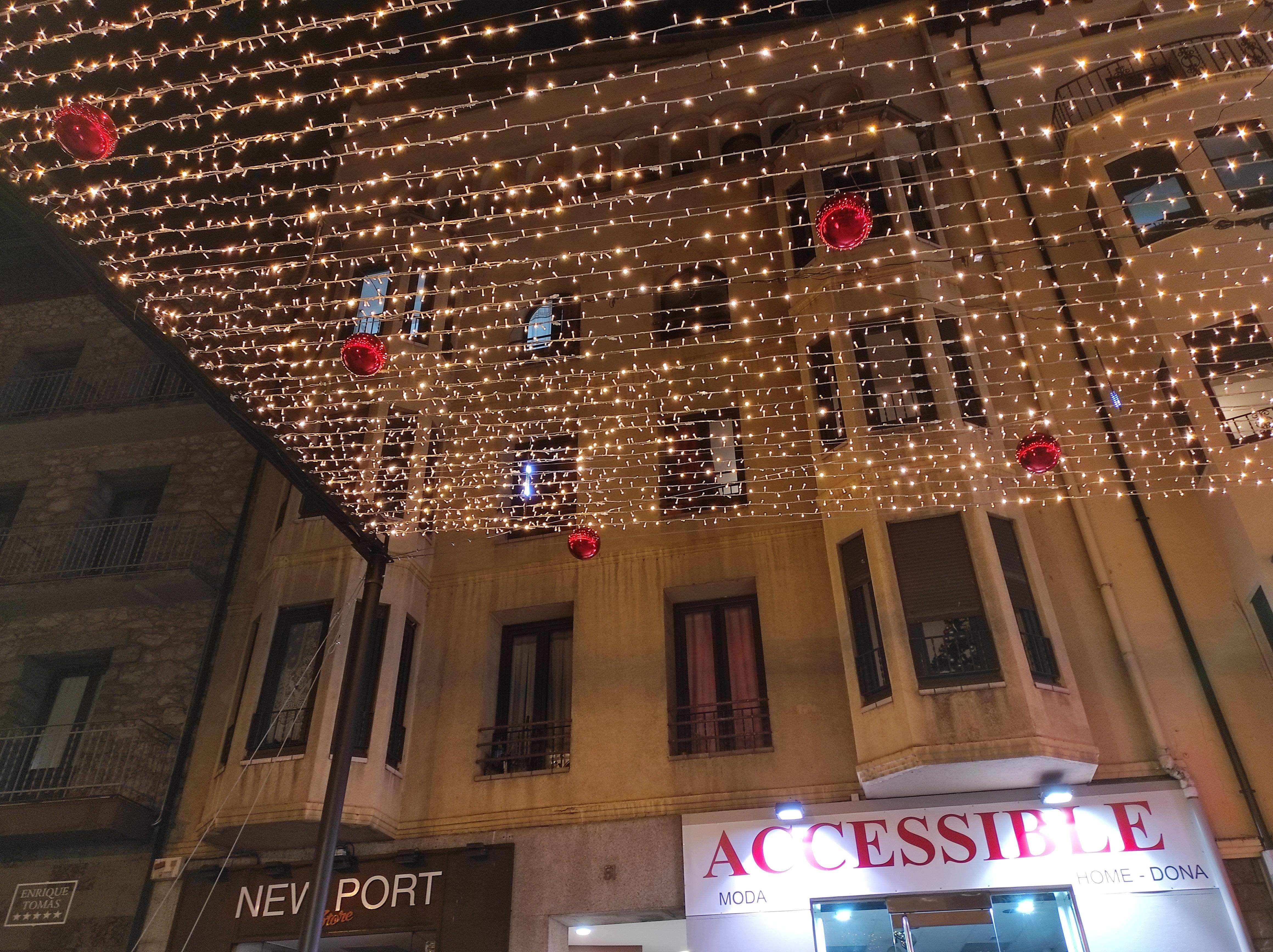 L'edifici on van passar els fets amb la decoració nadalenca encara en primer terme.