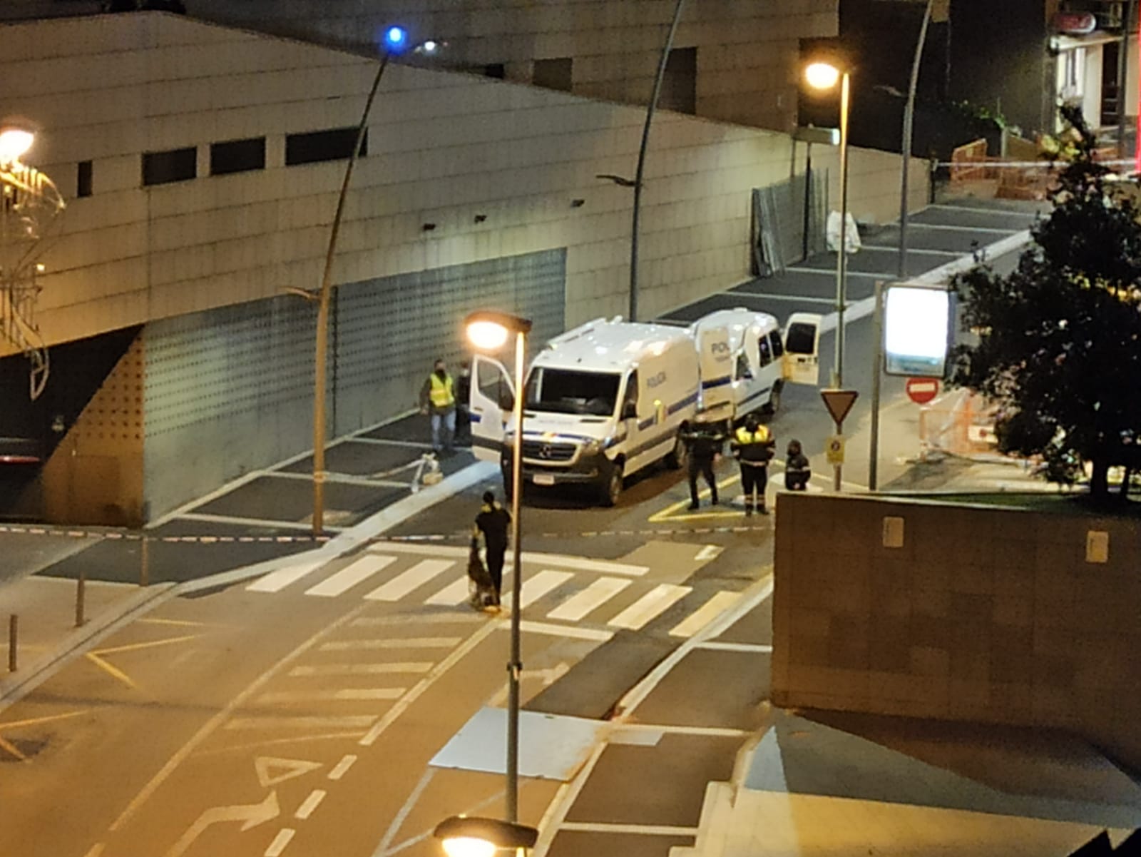 Vehicles policials prenent posicions.