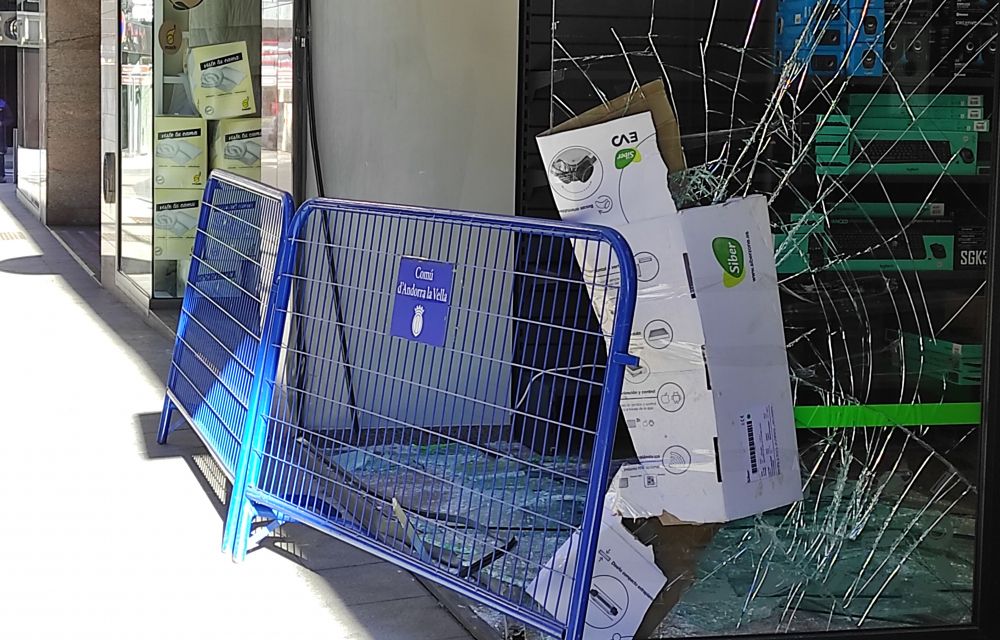 Estat en què ha quedat la vidriera.