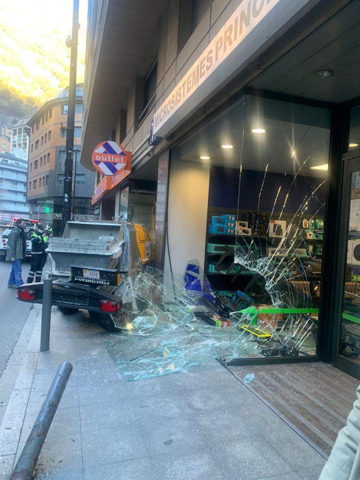 El remolc s'ha encastat a l'aparador trencant-ne el vidre.