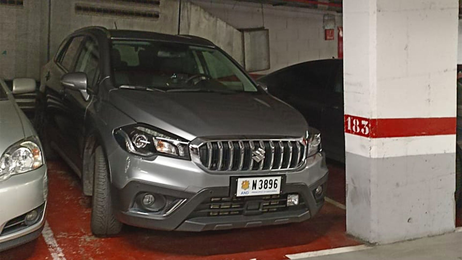 El cotxe de 'camuflatge' amb el 'disparador radar' a la part baixa davantera.