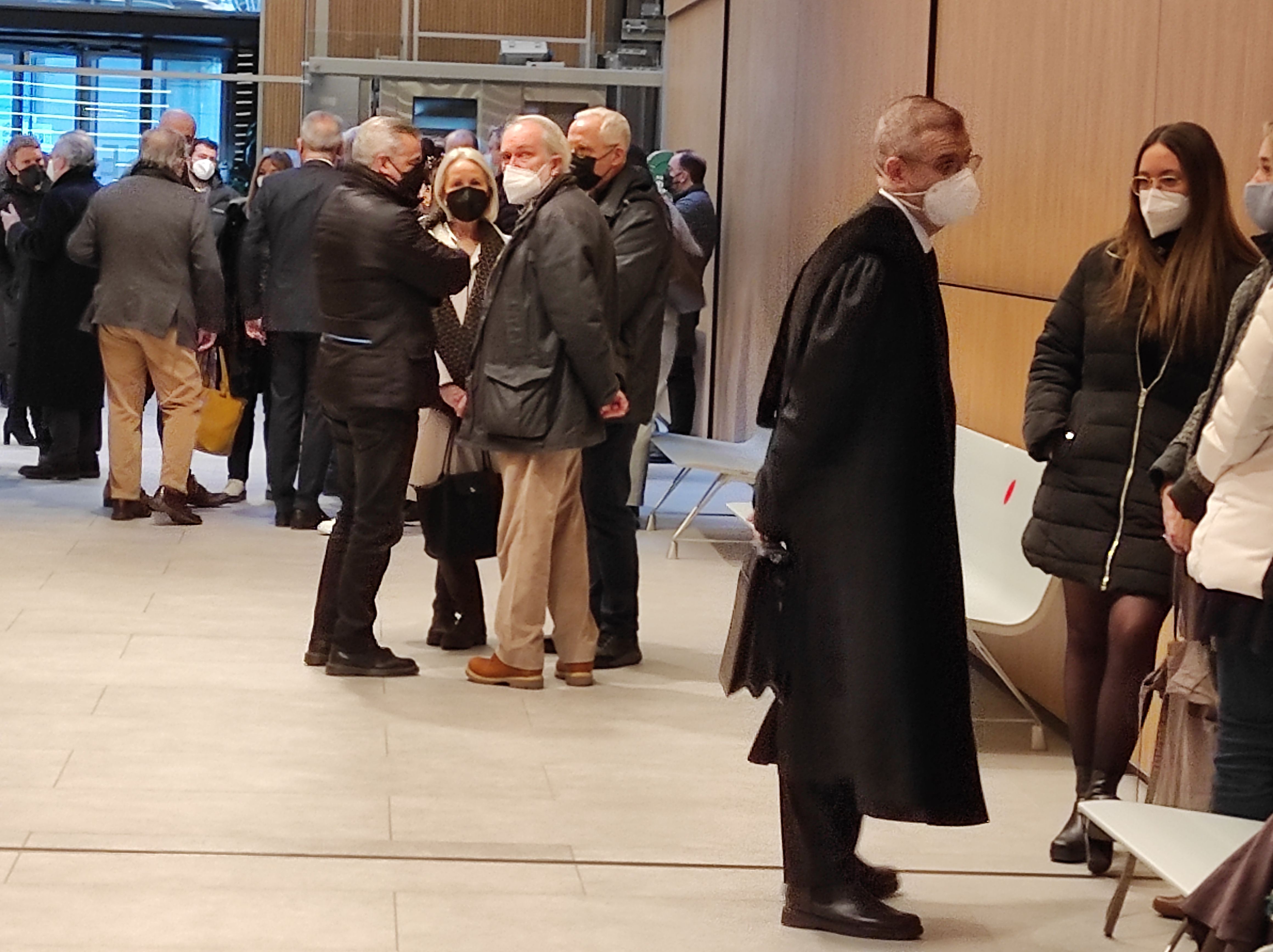 Josep Antoni Silvestre conversant abans de l'inici de la vista als passadissos de la Seu de la Justícia.