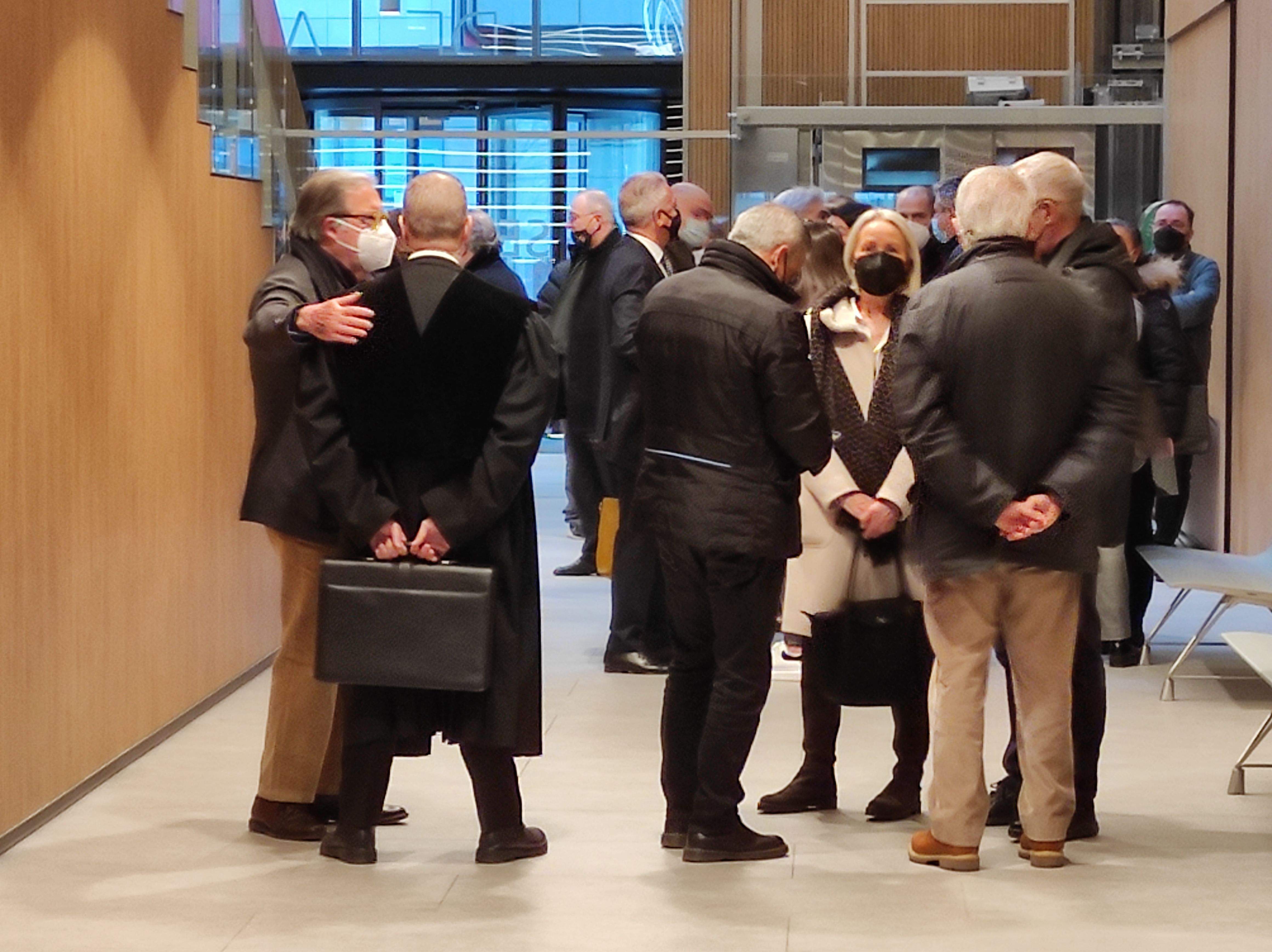 Manuel Pujadas, a l'esquerra, mostra el seu afecte a Silvestre. La portaveu del Sindicat, Rebeca Bonache.