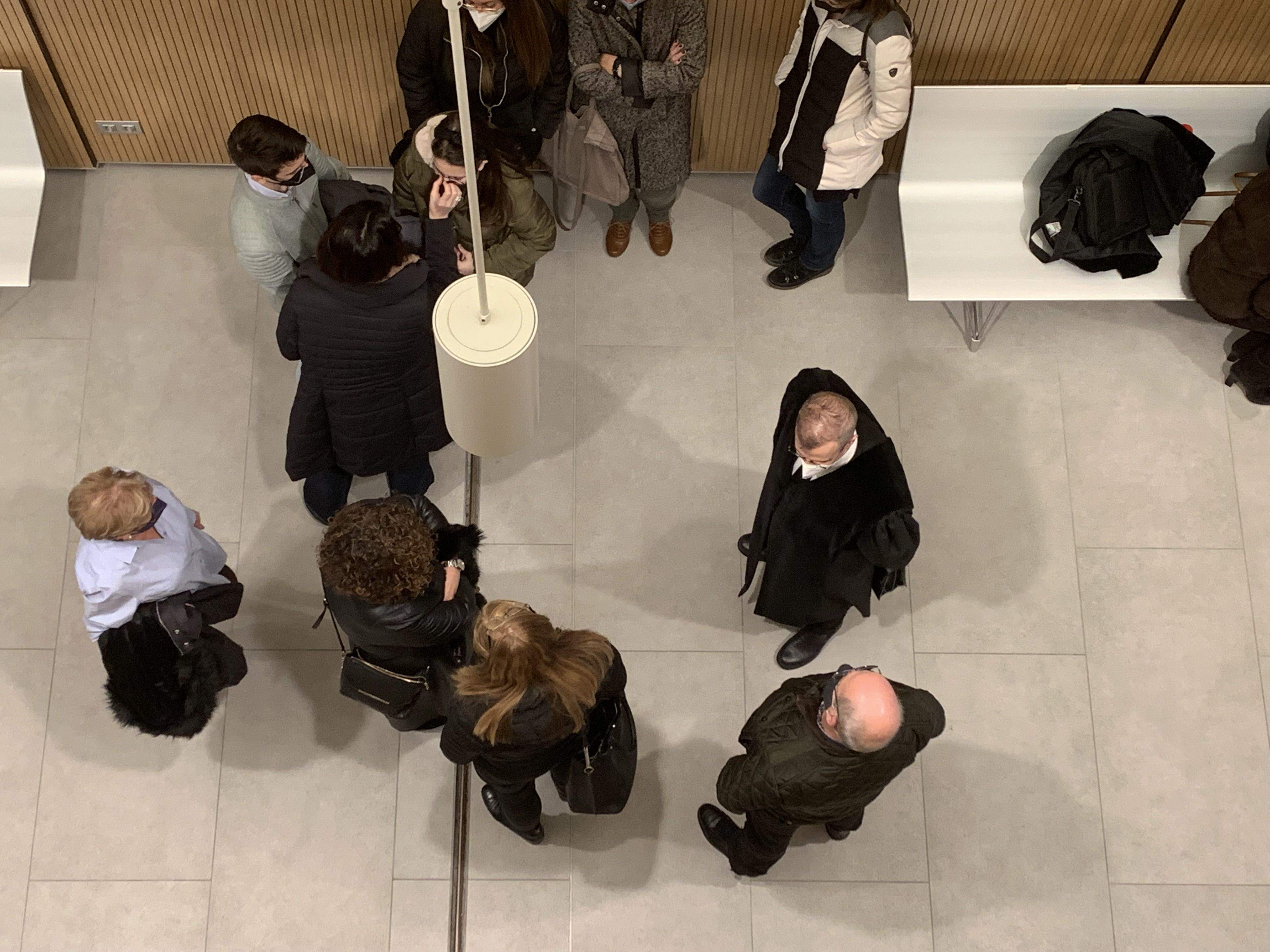 Josep Antoni Silvestre, al centre de la imatge, esperant l'inici de la vista, al costat de familiars i companys. La portaveu del Sindicat, Rebeca Bonache.