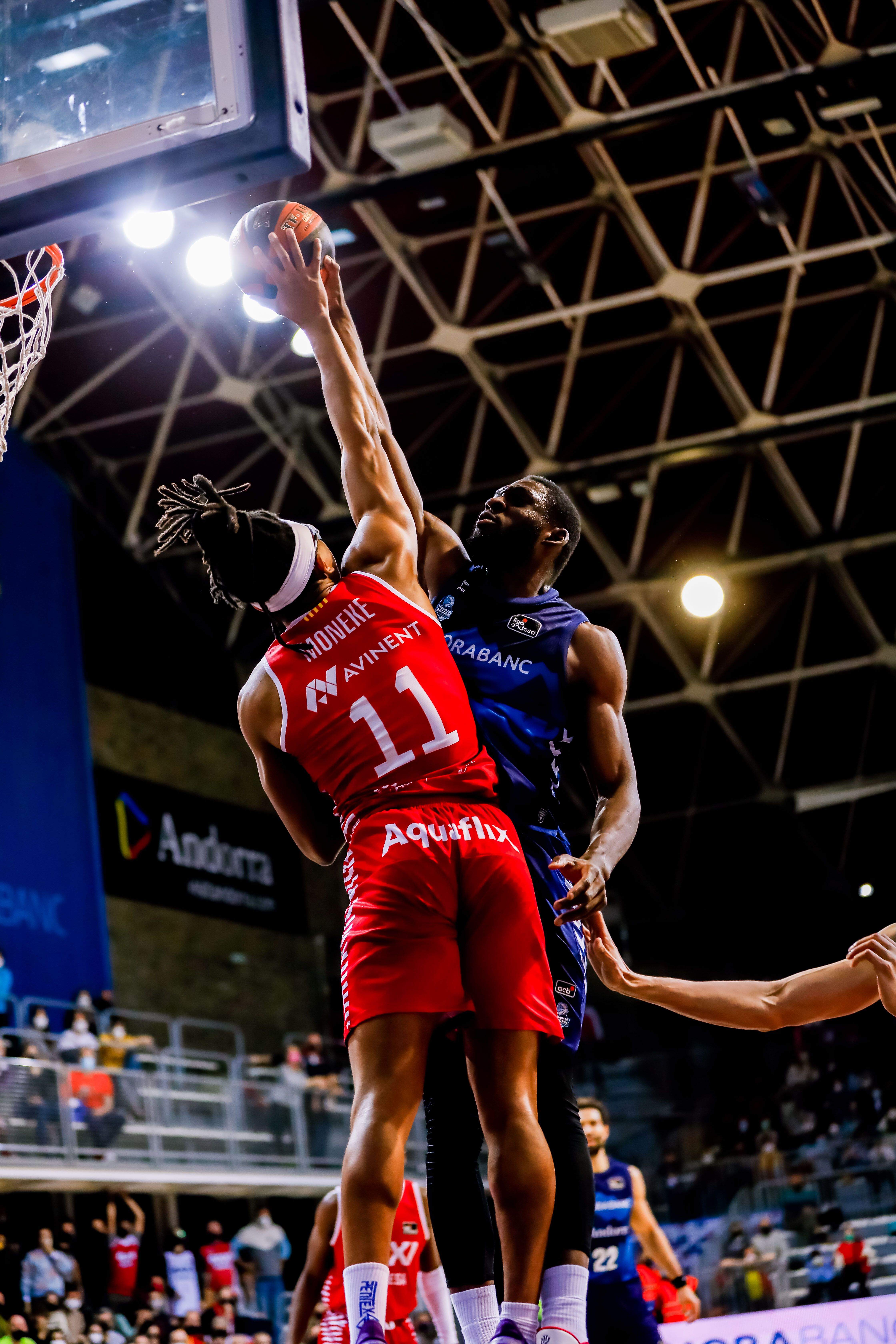 El tap decisiu de Moneke a Olumuyiwa.