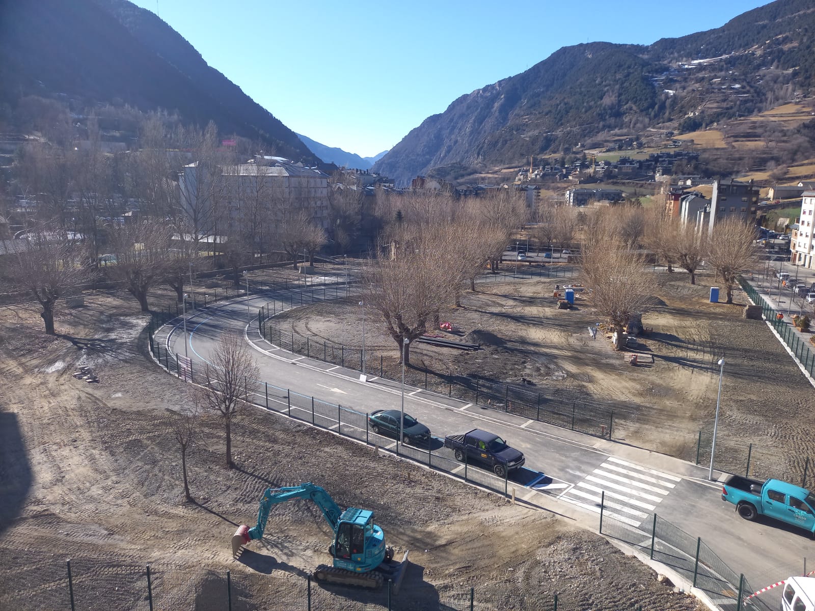 El nou carrer ja està gairebé a punt, amb les places de zona blava ja pintades.