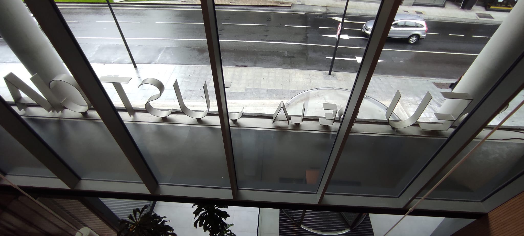 El rètol de la Seu de la Justícia vist des de l'interior de l'edifici.