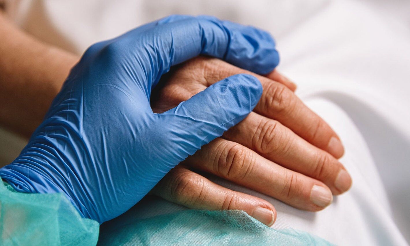 Un sanitari fent costat a una persona malalta.