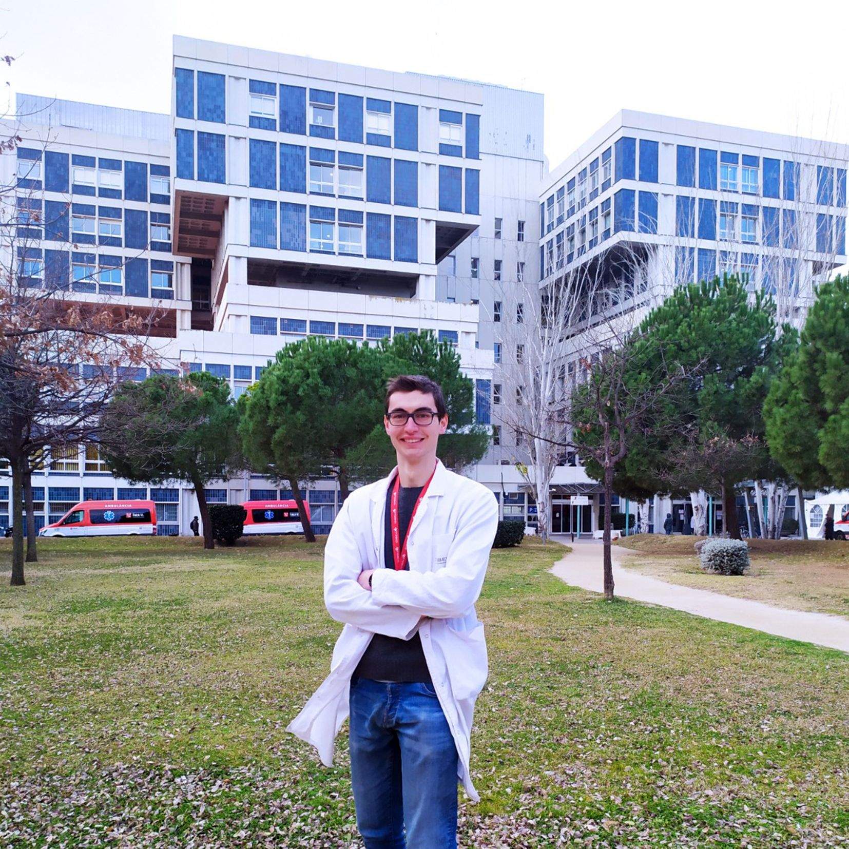 Adrià Archilla davant l'hospital Duran i Reynals on investiga. Adrià Archilla davant l'hospital Duran i Reynals on investiga.