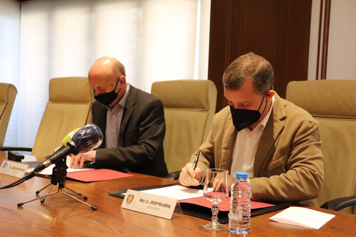 Josep Maria Mas i Josep Majoral en el moment de la signatura.