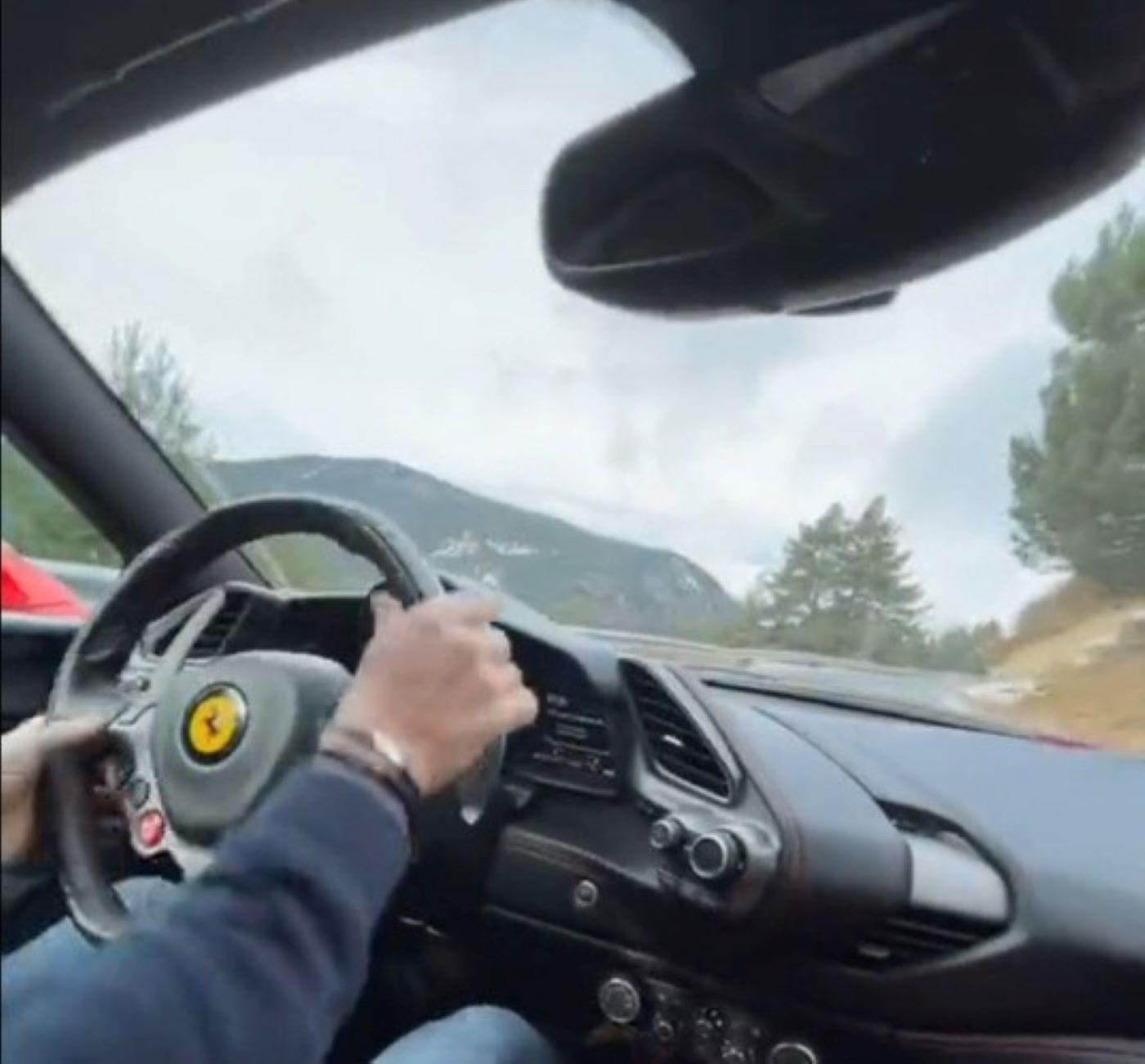 Un moment d'un dels vídeos circulant per les carreteres del país.