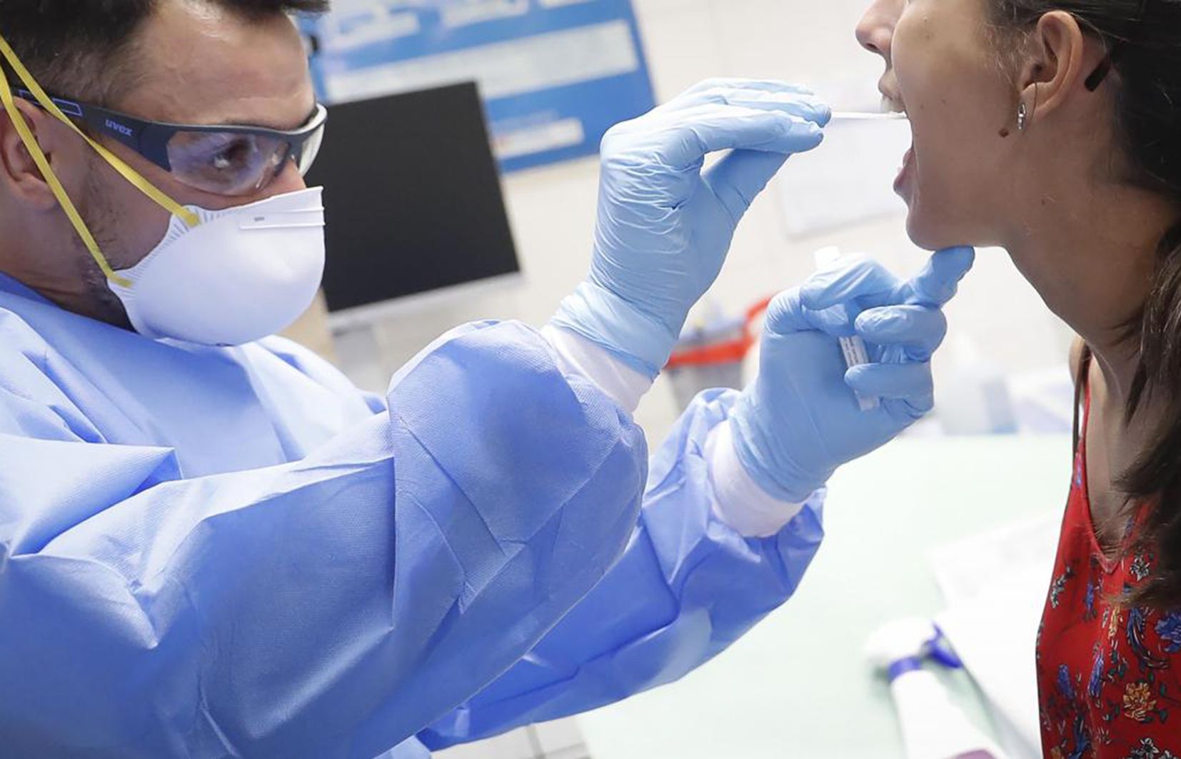 Extracció d'una mostra per fer una PCR.