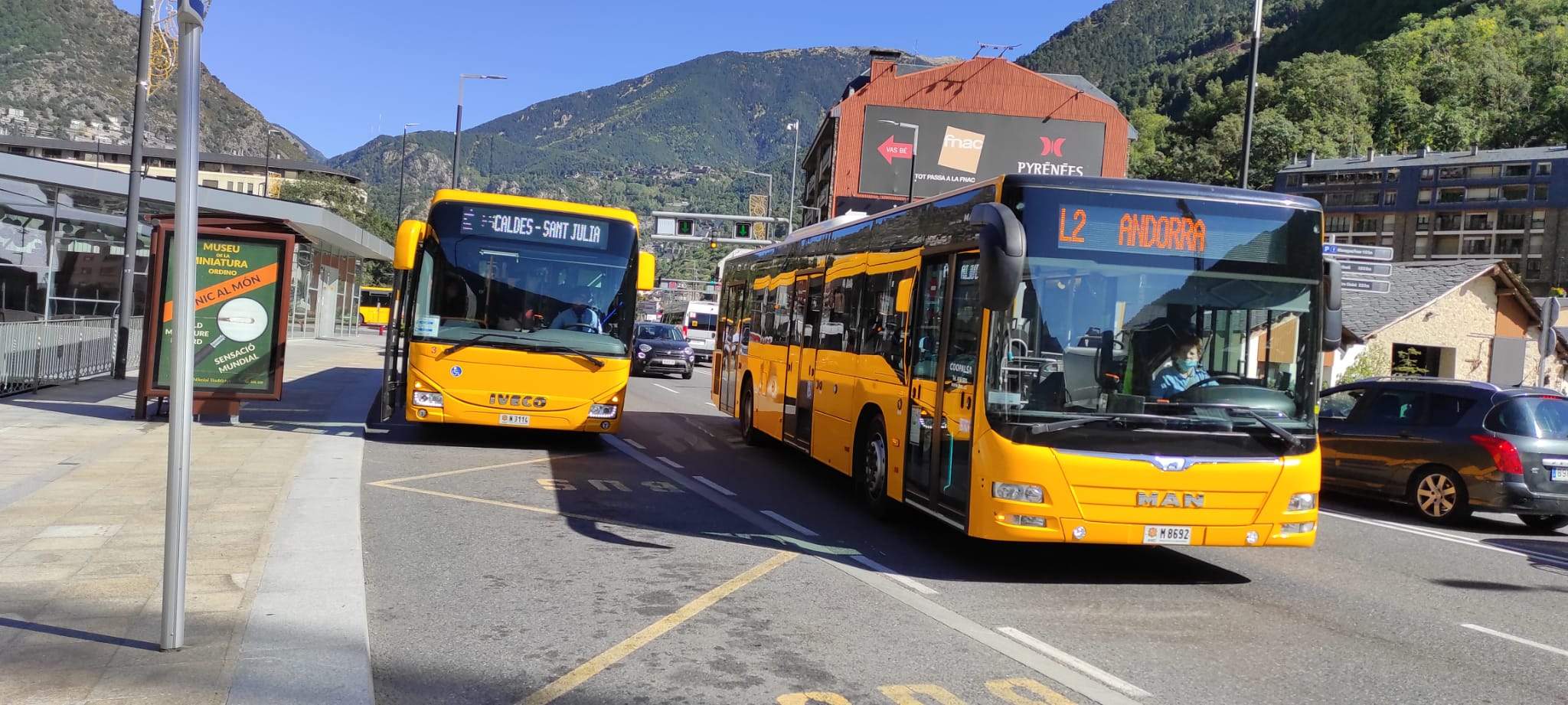 Busos de línia a l'avinguda Tarragona, a prop de l'Estació Nacional.