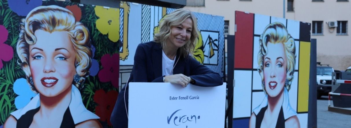 Ester Fenoll amb el cartell del seu llibre.