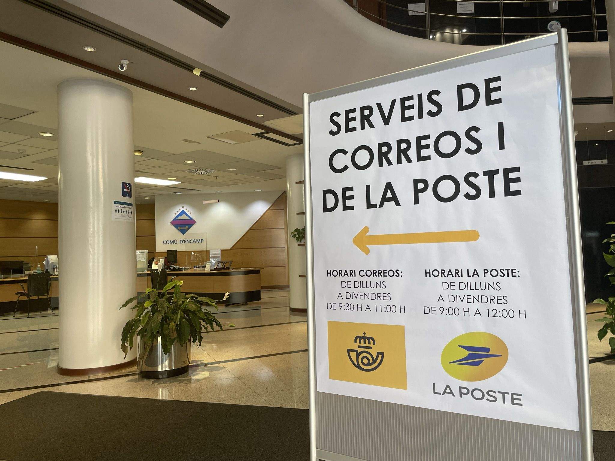 Correos i La Poste estaran una temporada al vestíbul del comú.