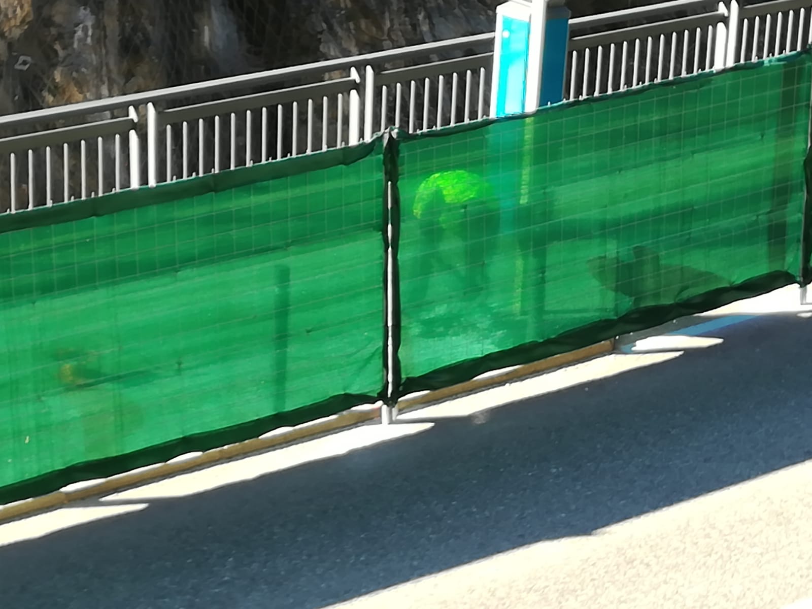 Un operari a les obres de la plataforma.