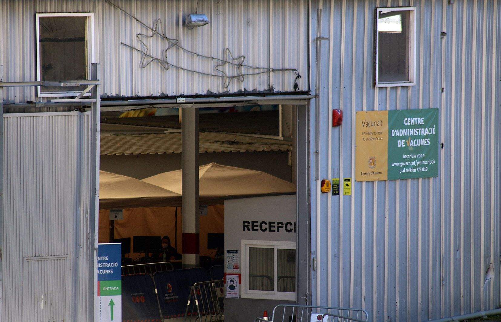 L'entrada al centre de vacunació aquest migdia.