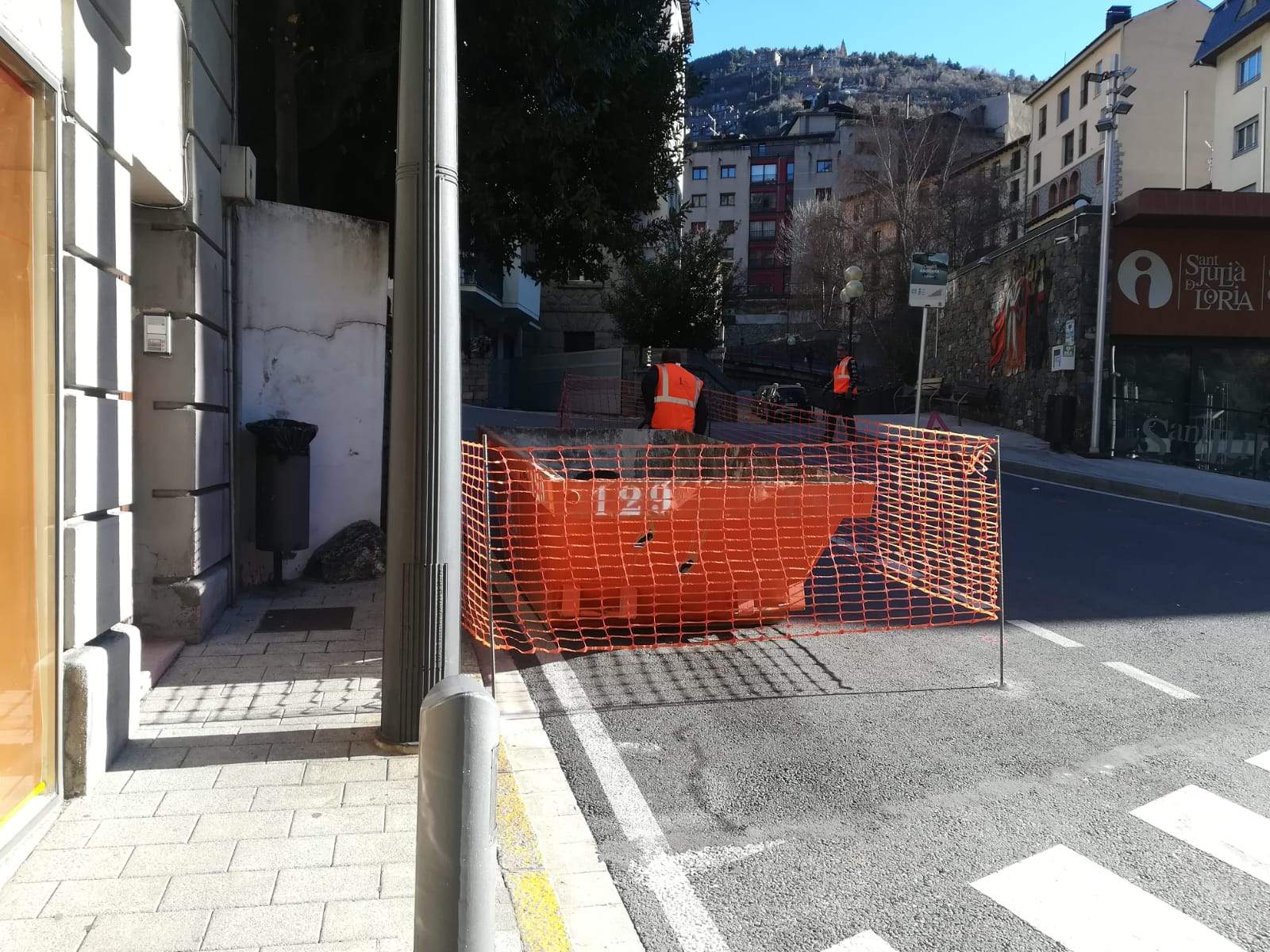 Dos operaris a l'inici de la carretera de Certers aquest dijous.