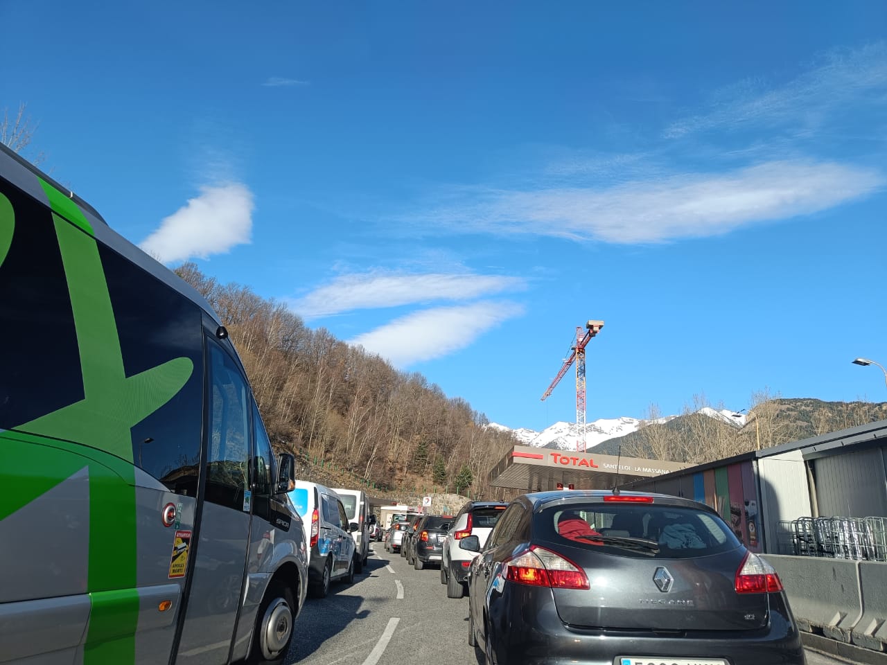 Retencions per accedir a la Massana, un problema que ha de solucionar la desviació.