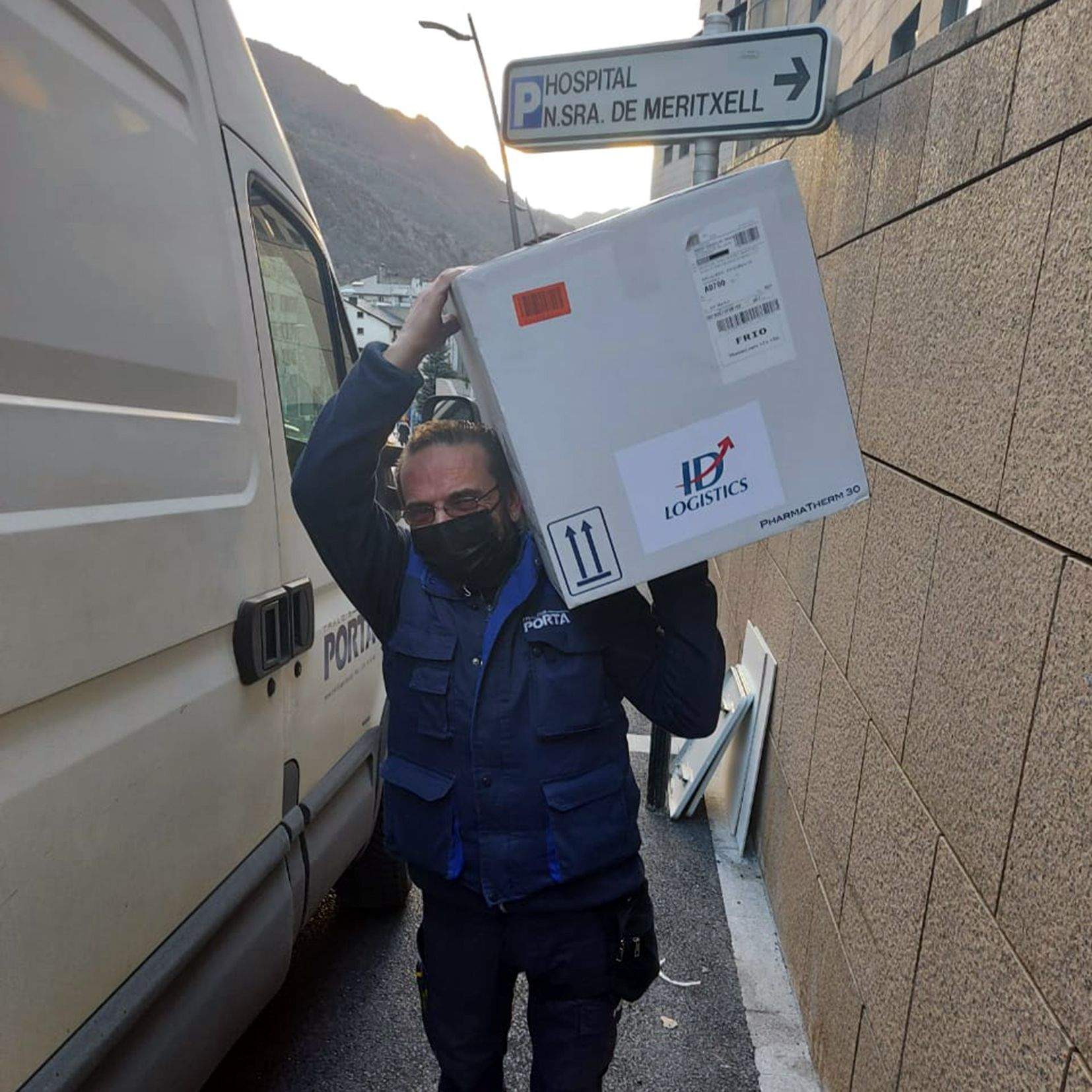 Arribada l'hospital de les dosis infantils.