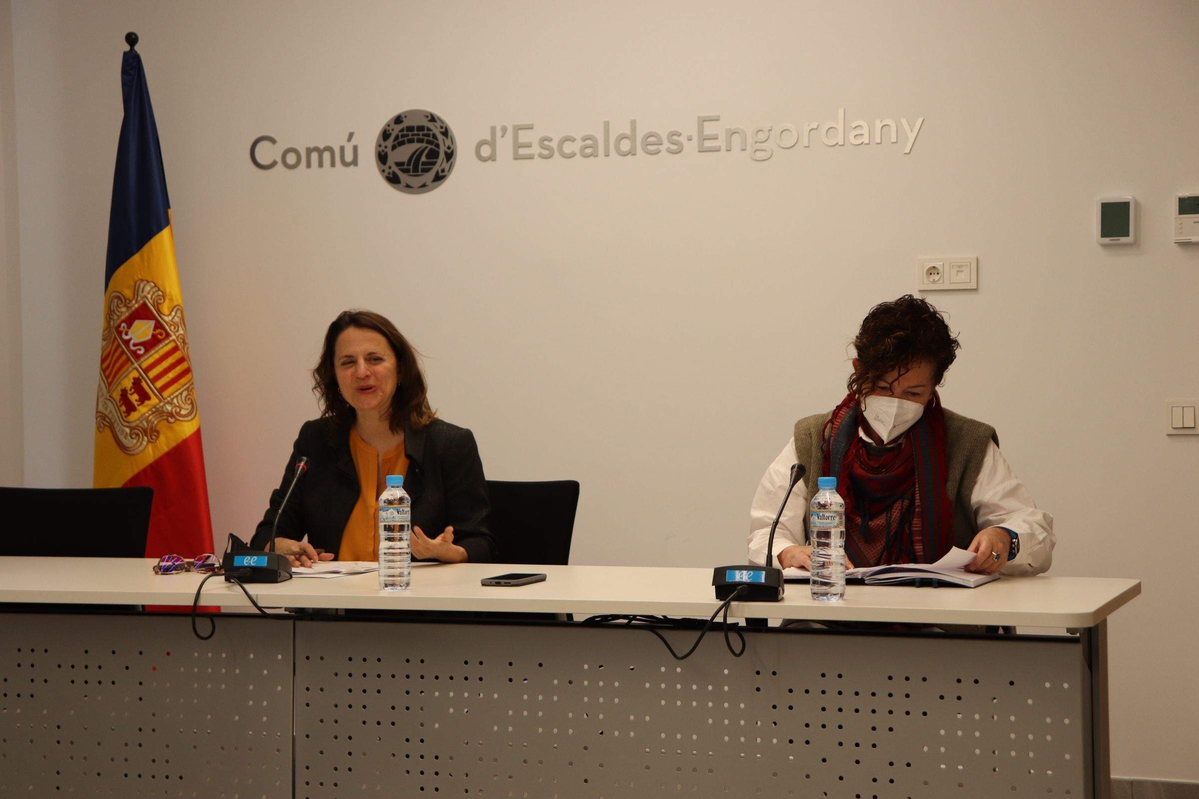 Rosa Gili i Magda Mata presentant el concurs d'idees per als pisos socials.