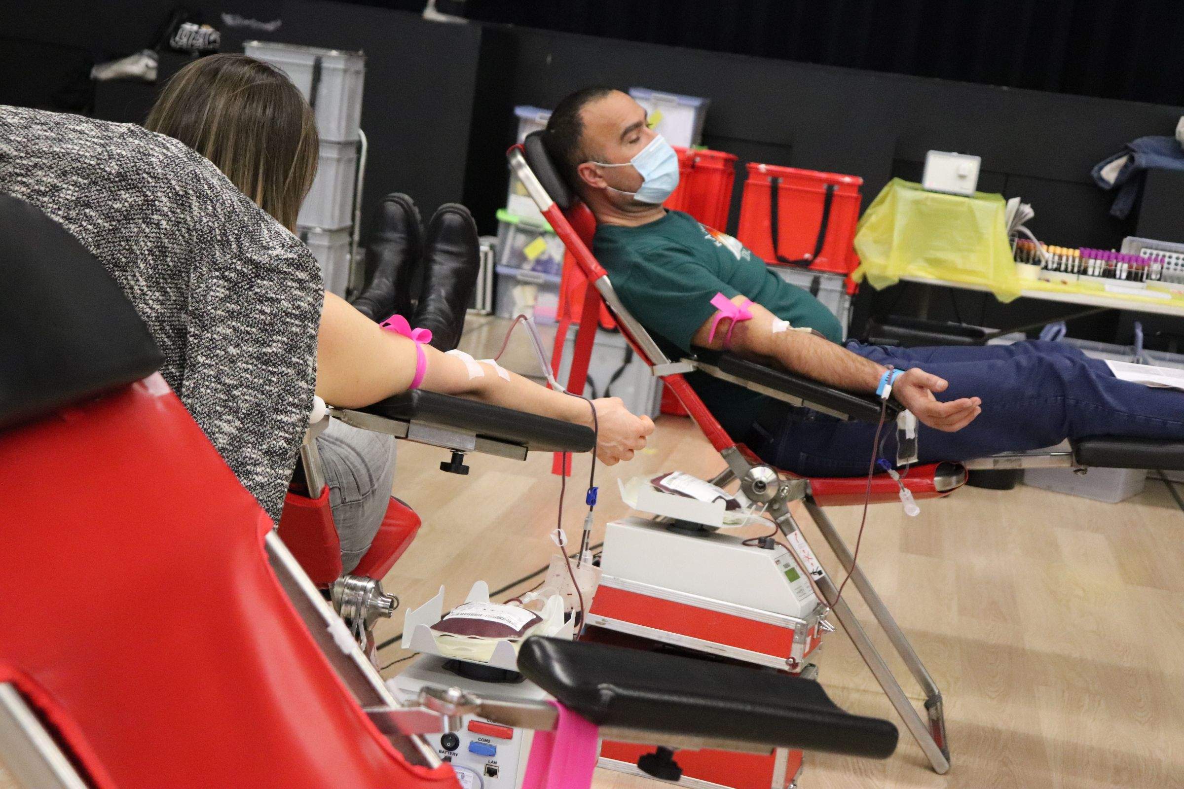 Un home i una dona donant sang.