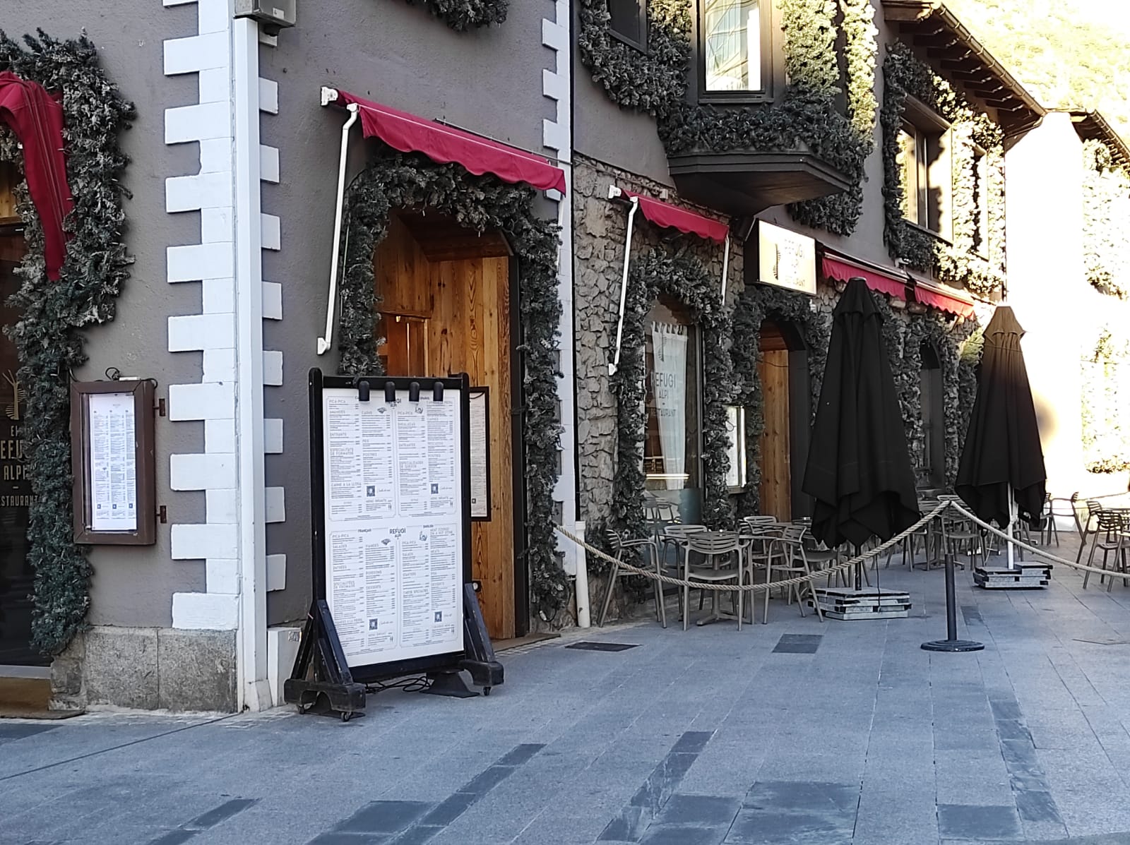 Els fets han tingut lloc en un restaurant de la zona de la Rotonda poc abans de les 4 d'aquesta tarda.