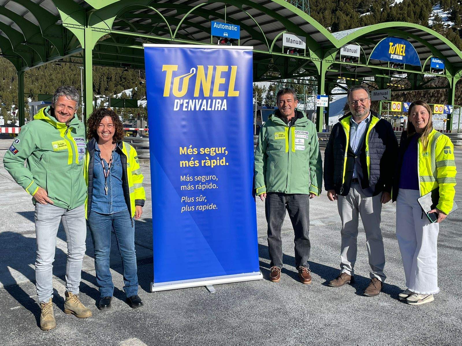 Els representants de la FAE i de Túnel d'Envalira presentant la col·laboració.