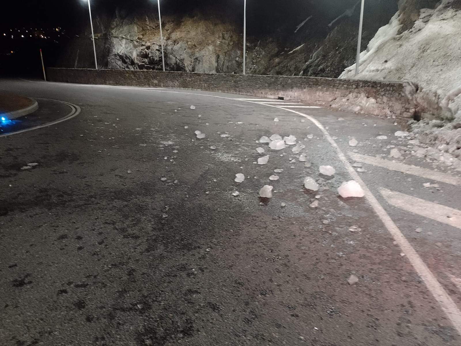 Blocs de gel escampats pel mig de la carretera.